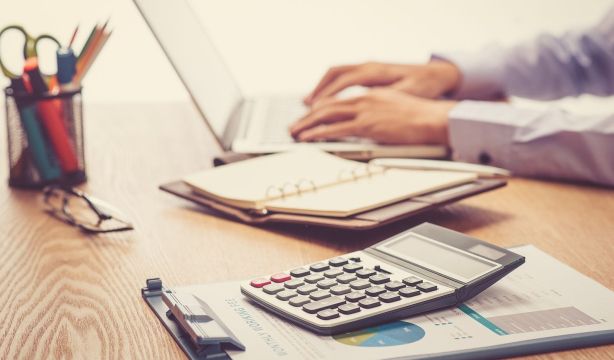 UPTA calcula que un autónomo tiene que trabajar 10 horas al día para ganar entre 2.500 y 3.500 eurosbigstock UPTA calcula que un autónomo tiene que trabajar 10 horas al día para ganar entre 2.500 y 3.500 eurosbigstock