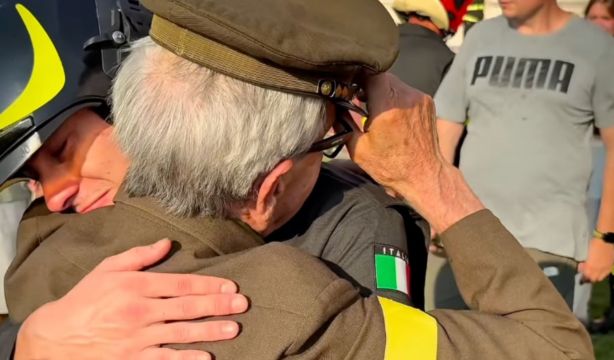 VÍDEO: El emotivo momento en que un antiguo jefe de bomberos de 81 años asciende a su nieto (Instagram: @vigilidelfuoco_officialpage)