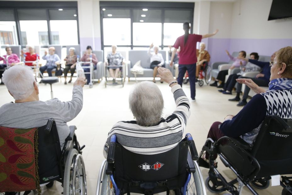Las familias denuncian la "doble injusticia" de las residencias: "Servicio caro y salarios bajos" Las familias denuncian la "doble injusticia" de las residencias: "Servicio caro y salarios bajos"