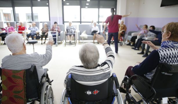 Las familias denuncian la "doble injusticia" de las residencias: "Servicio caro y salarios bajos"