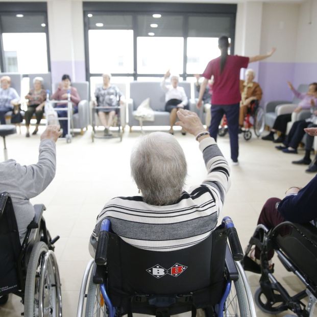 Las familias denuncian la "doble injusticia" de las residencias: "Servicio caro y salarios bajos"