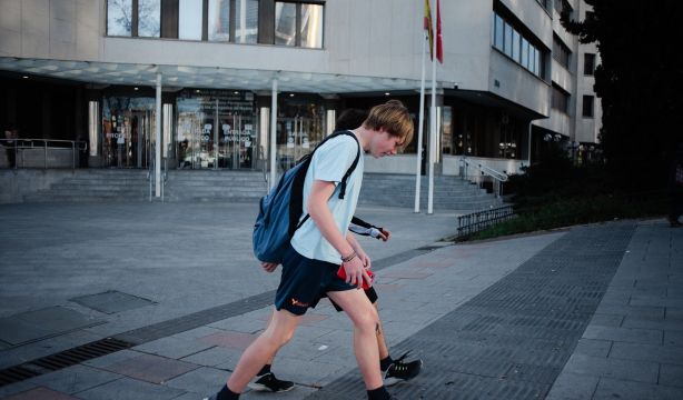 ¿Pueden prohibirte ir a trabajar en chanclas o pantalón corto? UGT lo aclara / Fuente: EuropaPress