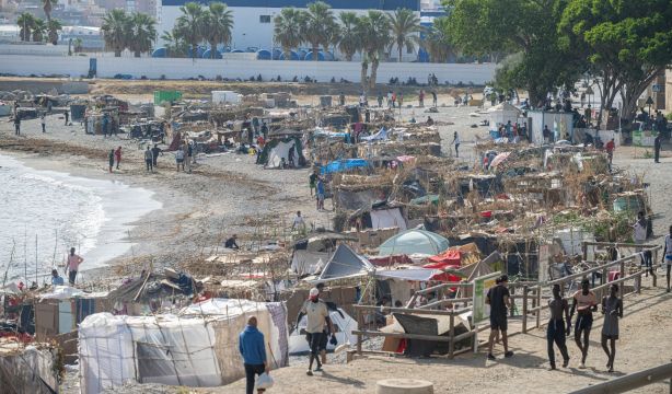 Los médicos de familia muestran su apoyo a los sanitarios de Ceuta y piden "cuidar a quienes cuidan" Los médicos de familia muestran su apoyo a los sanitarios de Ceuta y piden "cuidar a quienes cuidan"
