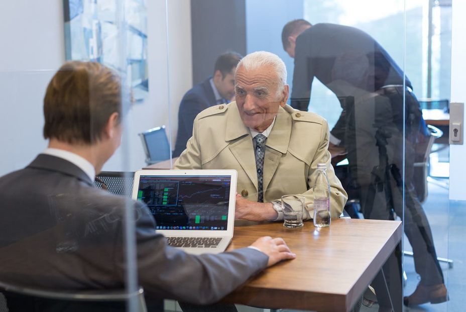 bancos banca banco atencion presencial mayores senior financiero asesor bigstock bancos banca banco atencion presencial mayores senior financiero asesor bigstock