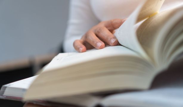La telebiblioteca, el servicio que acerca la lectura a personas mayores y con discapacidad de Madrid