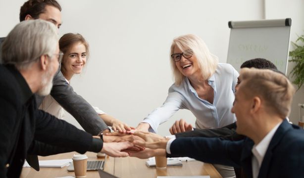 Profesionales sénior y jóvenes del sector asegurador lanzan el primer programa de mentoring. Foto: bigstock