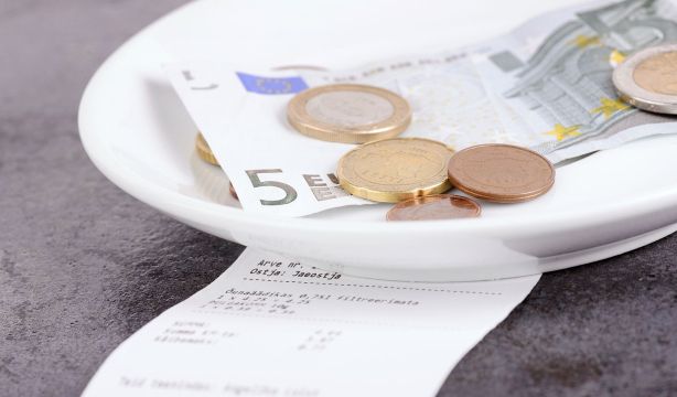 Solo uno de cada cuatro españoles deja siempre propina en restaurantes