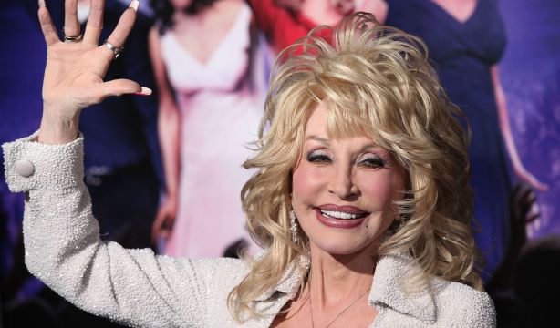 dolly parton lanza su versio n del let it be con los beatles