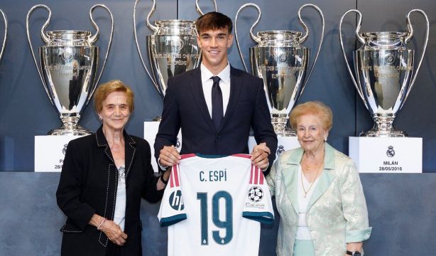 Carlos Espí comparte con sus abuelas uno de los días más importantes de su carrera deportiva