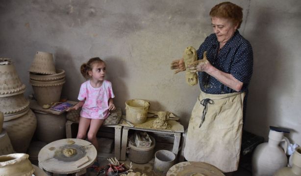 Claudia Moreno, la cantarera de 77 años de Mota del Cuervo que mantiene vivo el oficio