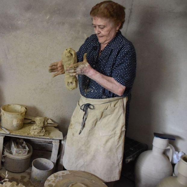 Claudia Moreno, la cantarera de 77 años de Mota del Cuervo que mantiene vivo el oficio