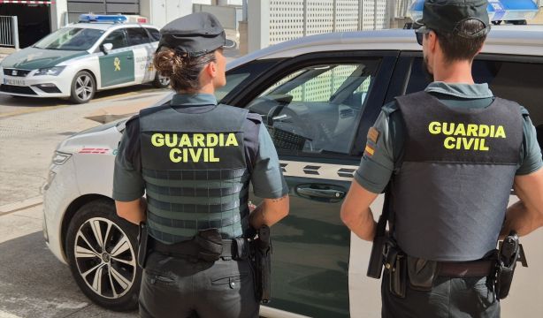 Muere un hombre de 84 años tras ser olvidado en un minibús que traslada a mayores de una residencia
