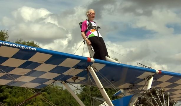 Bate su propio récord de la persona más longeva en volar sobre las alas de un avión con 97 años (BBC)