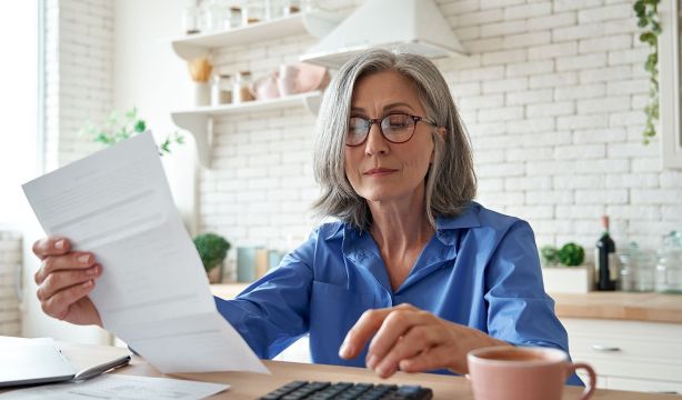 Financiar la vuelta a la rutina de septiembre con tarjeta cuesta hasta 350 euros más en intereses. Foto: bigstock