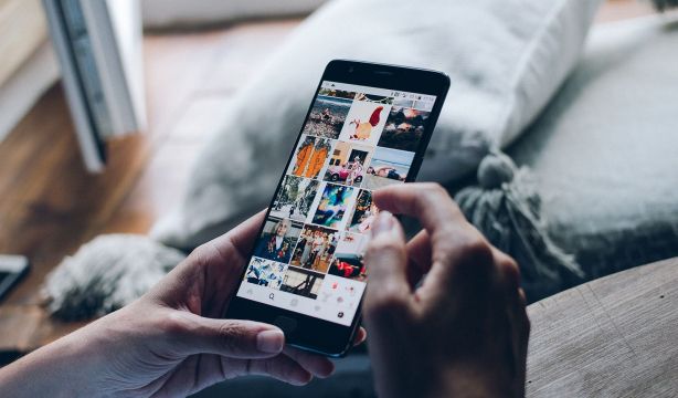 La Policía alerta del error que muchos cometen al compartir sus vacaciones en redes sociales