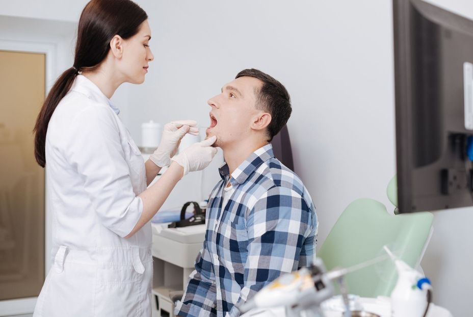 La mortalidad por cáncer de laringe baja entre los hombres, pero crece en mujeres mayores de 55 años (Fuente: BigStock) La mortalidad por cáncer de laringe baja entre los hombres, pero crece en mujeres mayores de 55 años (Fuente: BigStock)