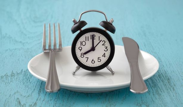 Espaciar mucho las comidas se asocia con más enfermedades en personas mayores (Fuente: BigStock)