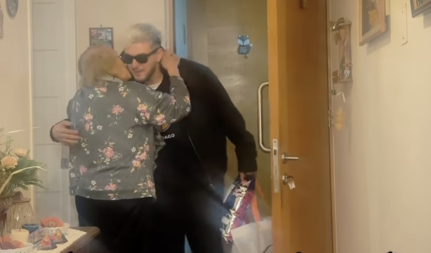 VÍDEO: Unos nietos se ponen de acuerdo para sorprender a su abuela tras años sin juntarse
