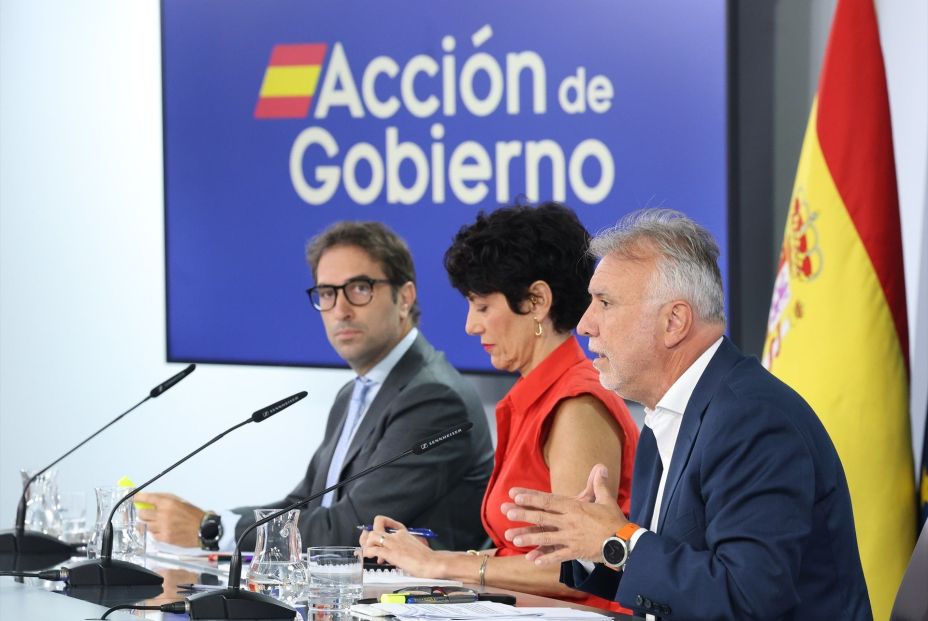 El vicepresidente primero y ministro de Economía, Comercio y Empresa, Carlos Cuerpo; la ministra de Inclusión, Seguridad Social y Migraciones y portavoz del Gobierno, Elma Saiz, y el ministro de Política Territorial y Memoria Democrática, Ángel Víctor Torres; durante la rueda de prensa posterior al Consejo de Ministros