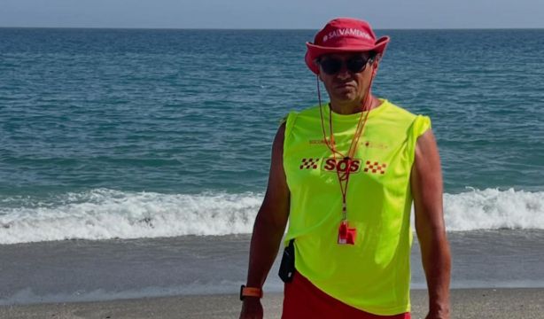 Guillermo Lachica, el socorrista más longevo: vigila las playas de Torrox a los 71 años (Instagram: Guillermo Lachica Pando)
