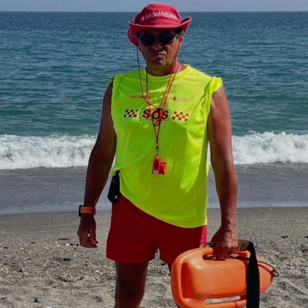 Guillermo Lachica, el socorrista más longevo: vigila las playas de Torrox a los 71 años (Instagram: Guillermo Lachica Pando)