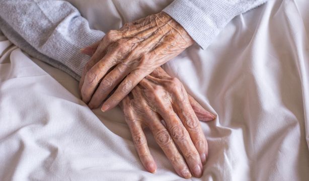 Qué puedes hacer si tu madre ya no puede firmar y necesitas vender su casa para pagar una residencia
