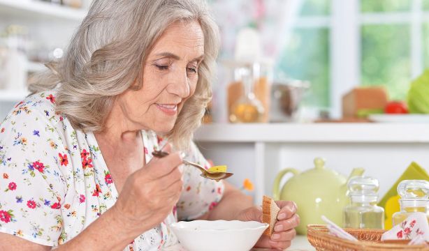 Con frutas, verduras y caldos no basta: una dieta sin proteínas es insuficiente para los mayores