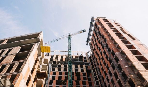 Las políticas públicas de vivienda se adaptan a la realidad: las casas se compran a mayor edad. Foto: EuropaPress