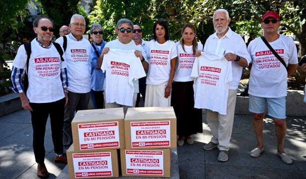 Entregan en el Congreso casi 200.000 firmas para despenalizar la pensión con 40 años cotizados