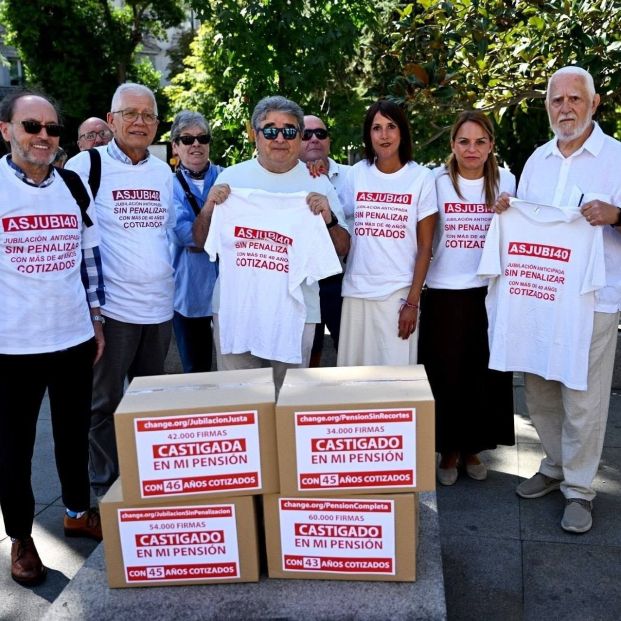 Entregan en el Congreso casi 200.000 firmas para despenalizar la pensión con 40 años cotizados