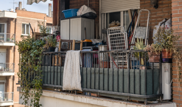 La Ley de Propiedad Horizontal lo aclara: así puedes actuar si tu vecino llena la terraza de trastos