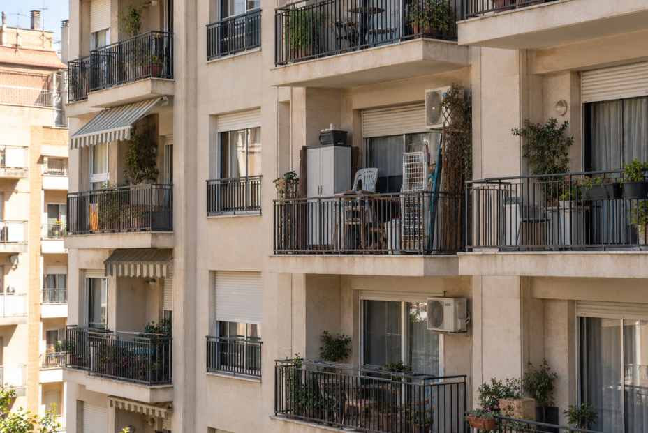 La Ley de Propiedad Horizontal lo aclara: así puedes actuar si tu vecino llena la terraza de trastos La Ley de Propiedad Horizontal lo aclara: así puedes actuar si tu vecino llena la terraza de trastos