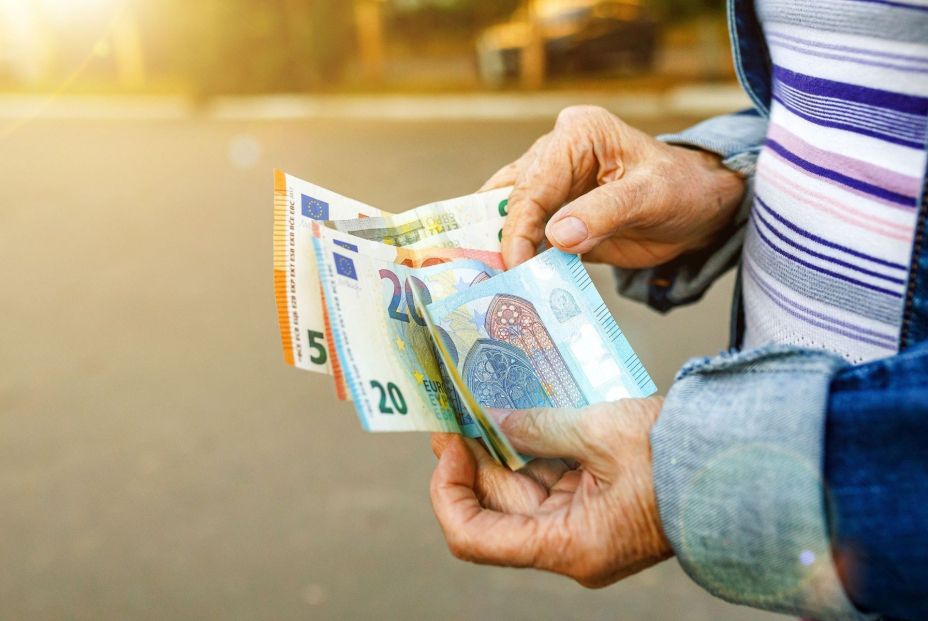 Portugal regala a sus pensionistas con una mano lo que el BCE les quita con la otra Portugal regala a sus pensionistas con una mano lo que el BCE les quita con la otra