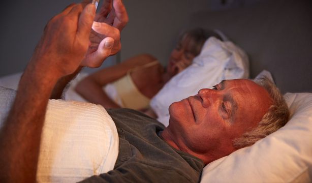 Enganchados al móvil pasados los 70 años: un problema preocupante que no para de crecer