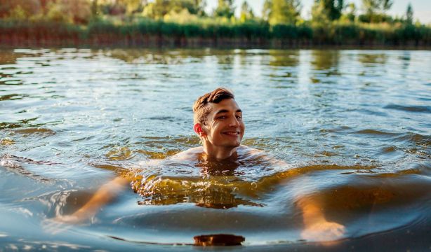 Bañarse en ríos y lagos eleva el riesgo de sufrir problemas cutáneos y gastrointestinales (Fuente: BigStock)
