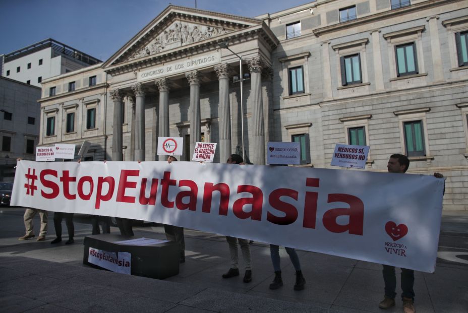 EuropaPress 2644192 Varias personas de la organización `Derecho a Vivir´ se concentran frente al Congreso de los Diputados con una pancarta en la que se lee `StopEutanasia´ para protestar en contra de la despenalización de la eutanasia 