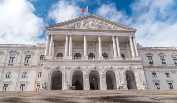 Portugal: la paradoja de subir en los mercados mientras se tambalea en el Parlamento