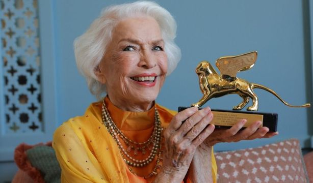 Ellen Burstyn recibe el León de Oro de Venecia: "Nunca imaginé que seguiría trabajando a este nivel"