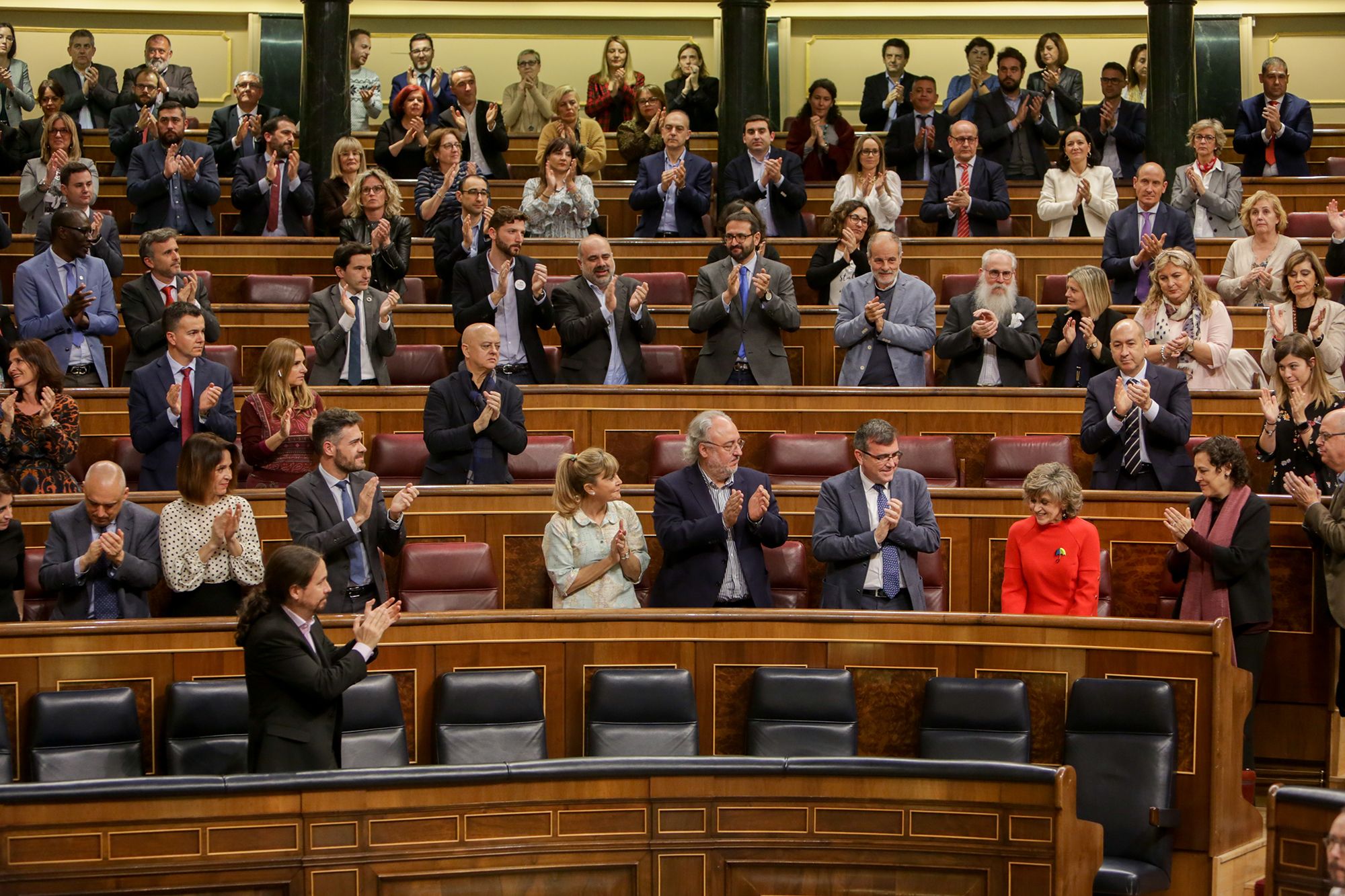 La bancada socialista del Congreso aplaude a la diputada socialista y exministra de Sanidad Consumo y Bienestar Social María Luisa Carcedo tras su intervención desde la tribuna en defensa de la proposición de Ley de