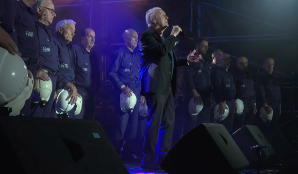 Víctor Manuel lanza una nueva versión de su emblemática canción 'Asturias' Víctor Manuel lanza una nueva versión de su emblemática canción 'Asturias'
