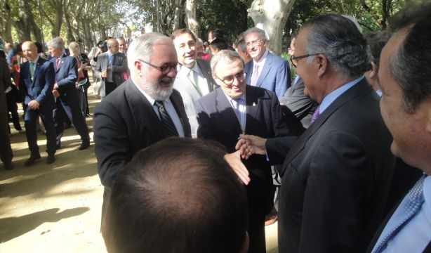 EuropaPress 7759643 ministro agricultura miguel arias canete lleida saluda ex conseller