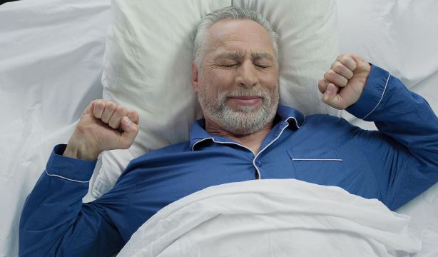 El sueño de los mayores puede mejorar con las lámparas de fototerapia (Fuente: BigStock)