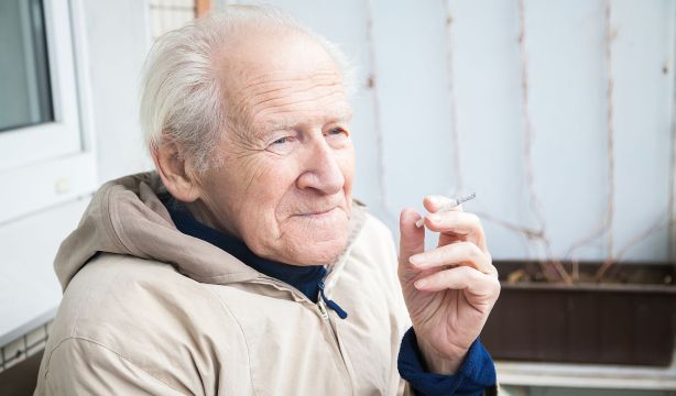 Fumar no solo afecta a la salud física: un estudio lo relaciona con más soledad después de los 65 ( Fuente: BigStock)