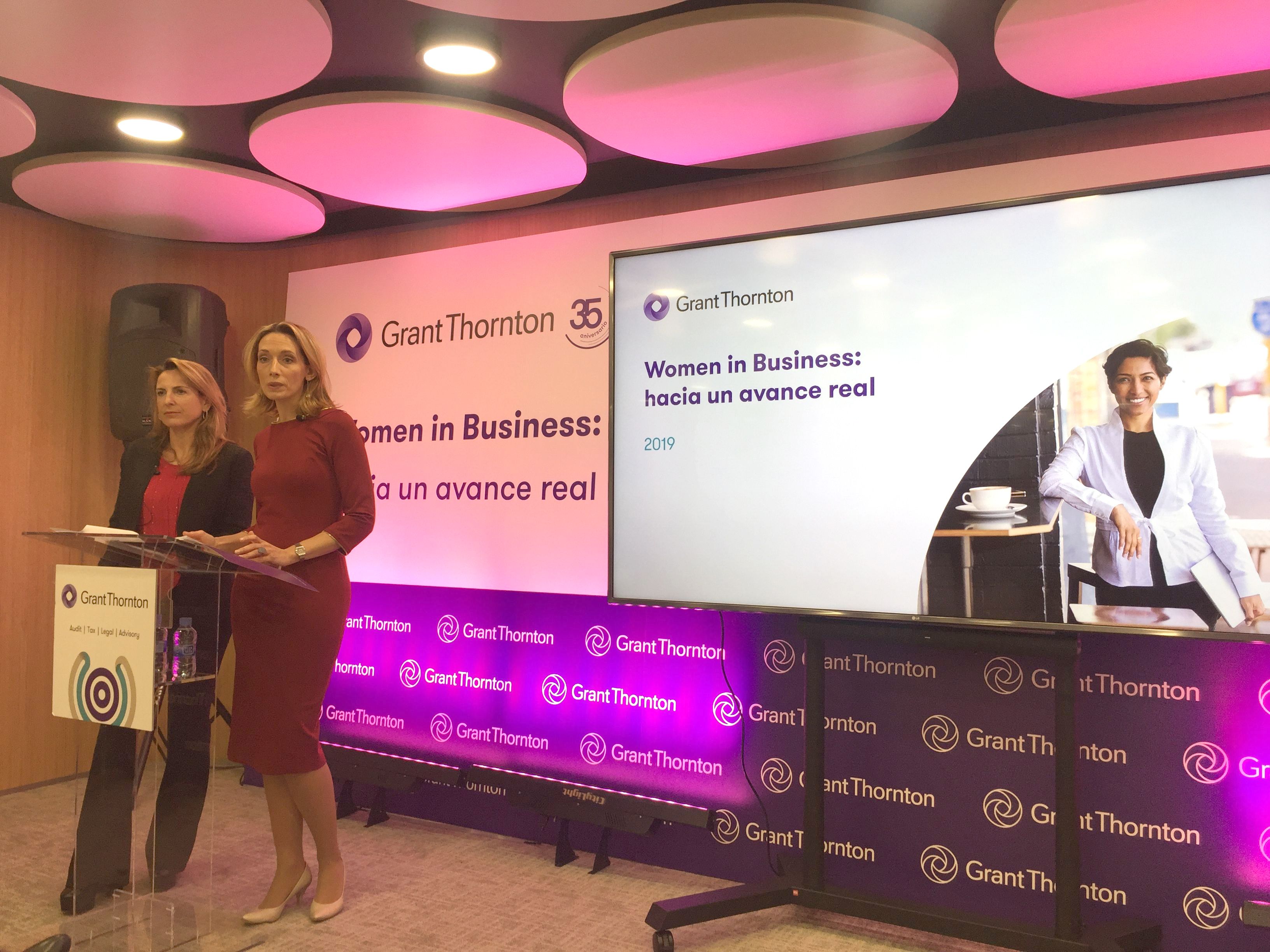 Aurora Sanz (izquierda) e Isabel Perea presentan el informe 'Women in business 2019'.