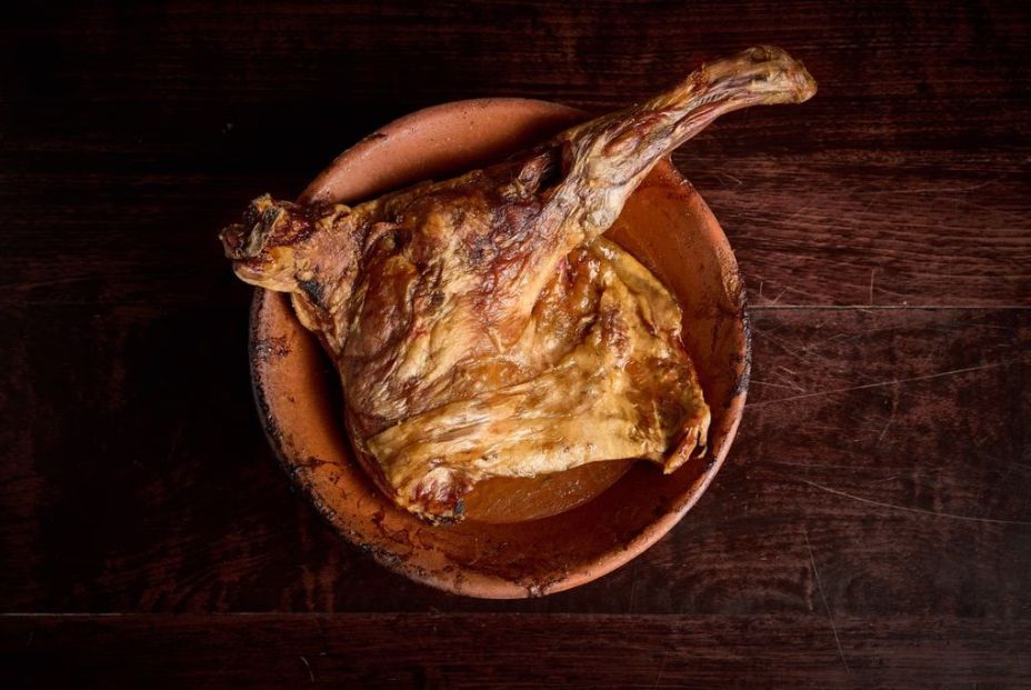 Receta de cordero asado como lo hacen en La Posada de la Villa, restaurante histórico madrileño. Foto: restaurante posada de la villa