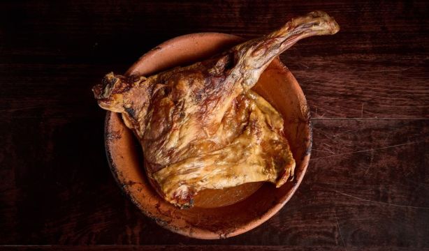 Receta de cordero asado como lo hacen en La Posada de la Villa, restaurante histórico madrileño. Foto: restaurante posada de la villa