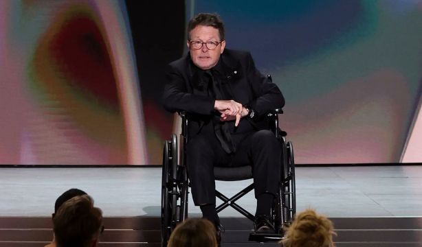 Michael J. Fox pone en pie al público de los Emmy con su emotivo discurso sobre el párkinson