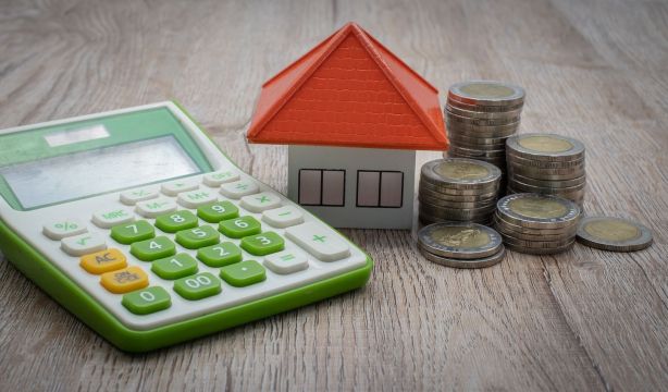 Los salarios se distancian 10.000 euros al año entre regiones, la vivienda casi 383.000 euros
