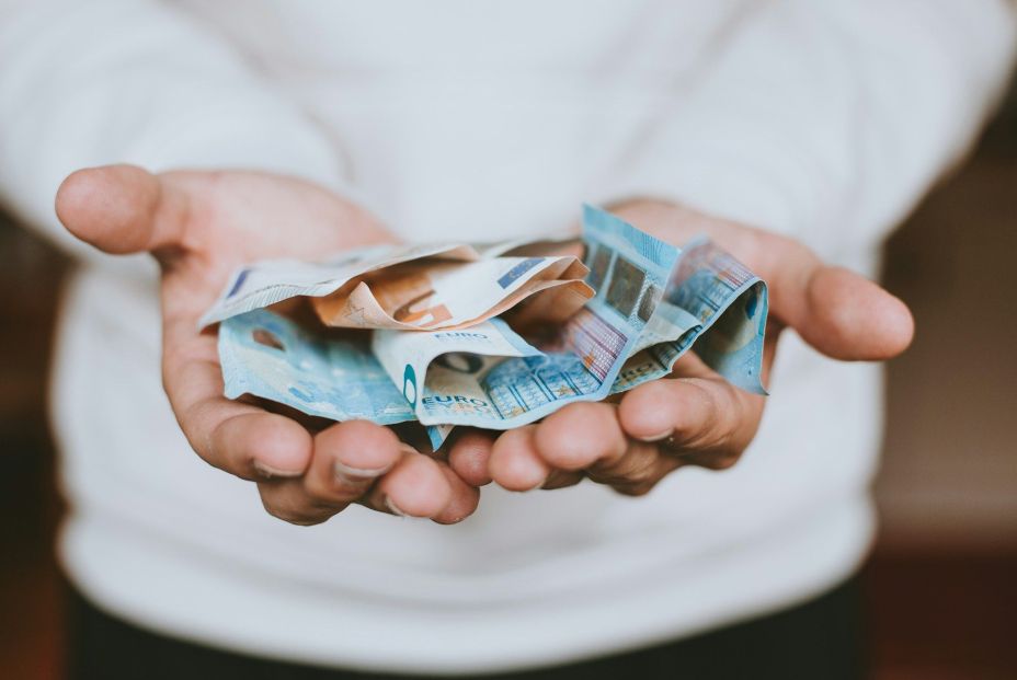 Los salarios se distancian 10.000 euros al año entre regiones, la vivienda casi 383.000 euros