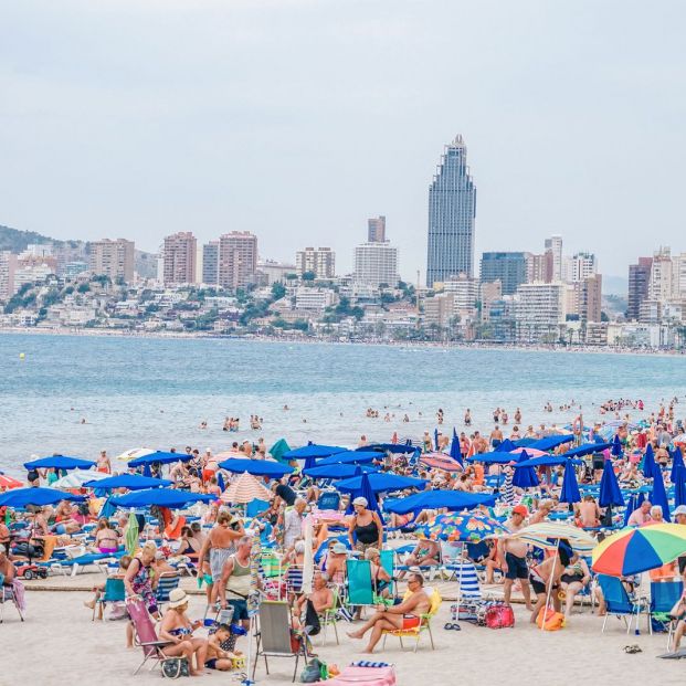 Benidorm con el Gran Hotel Bali al fondo